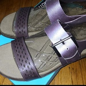 NEW W/ BOX Rockport Buckled Flat Sandal